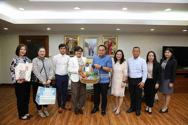 IMPACT executives extend New Year wishes to the governor of Nonthaburi